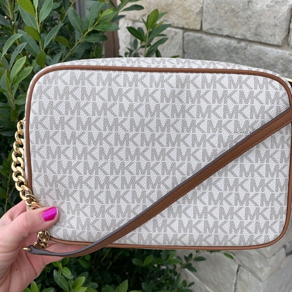 ✨🎁 SOLD 🎊 Michael Kors ASPEN Large EW Crossbody Bag🎁✨ - Picture 2 of 12